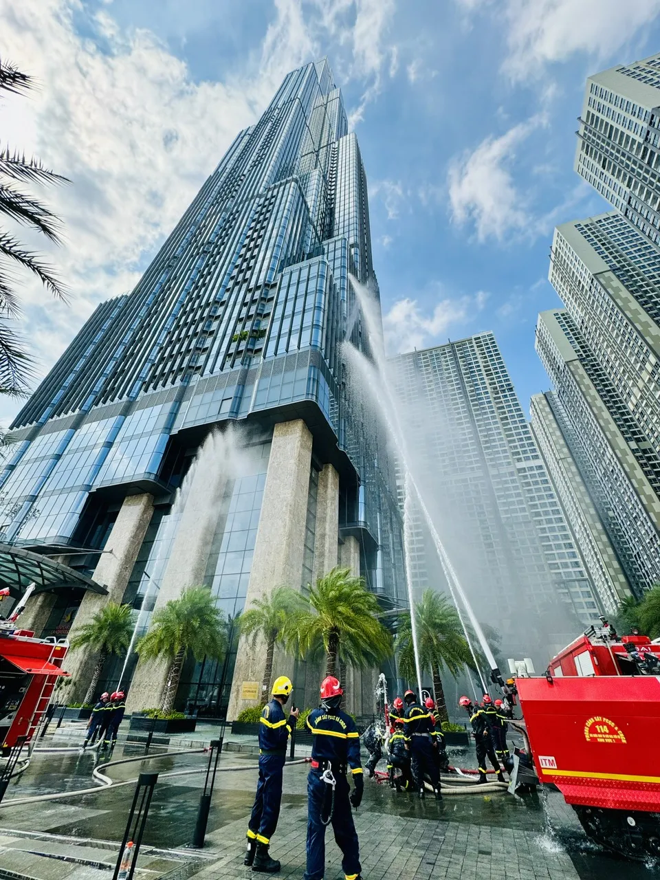 Hơn 2.000 người diễn tập chữa cháy ở tòa nhà Landmark 81 Khu đô thị Vinhomes Central Park. Ảnh: CHÍ THẠCH
