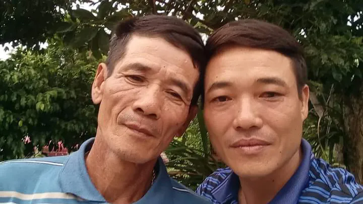 Ông Trương Văn Phong (bìa trái) cùng người thân Ông Trương Văn Phong (bìa trái) cùng người thân