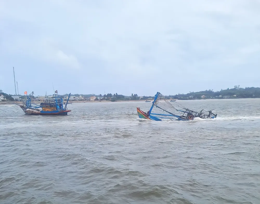 Các tàu cá lai dắt tàu cá QNg-11213 TS bị chìm