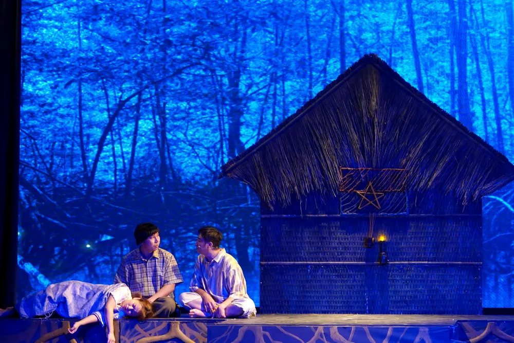 Vở kịch cách mạng "Cuộc hành trình tìm bức chân dung" chạm đến trái tim khán giả bằng chính tình cảm trân quý, trang trọng, của quân dân miền Nam đối với vị lãnh tụ vĩ đại của dân tộc, khi hay tin Bác Hồ qua đời. Ảnh: THÚY BÌNH Vở kịch cách mạng "Cuộc hành trình tìm bức chân dung" chạm đến trái tim khán giả bằng chính tình cảm trân quý, trang trọng, của quân dân miền Nam đối với vị lãnh tụ vĩ đại của dân tộc, khi hay tin Bác Hồ qua đời. Ảnh: THÚY BÌNH