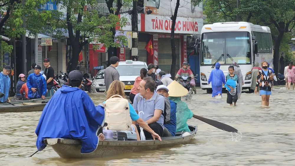 Du khách di chuyển trên đường phố TP Huế bằng đò. Ảnh: VĂN THẮNG