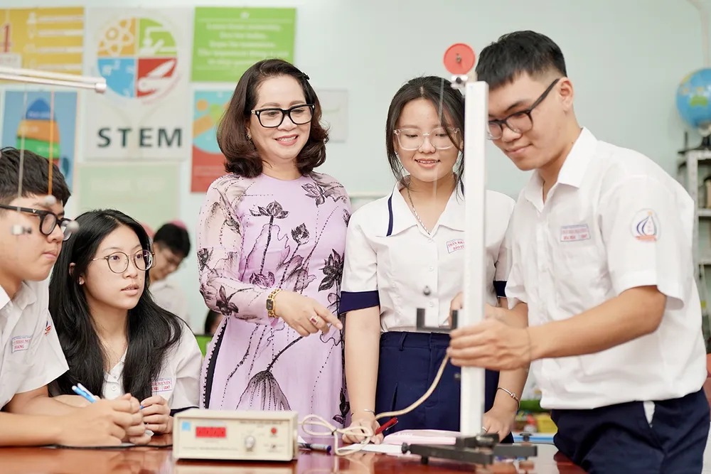 Cô Phạm Thị Minh Ngọc, Phó hiệu trưởng Trường THPT Trần Khai Nguyên, quận 5, trong tiết học stem Cô Phạm Thị Minh Ngọc, Phó hiệu trưởng Trường THPT Trần Khai Nguyên, quận 5, trong tiết học stem