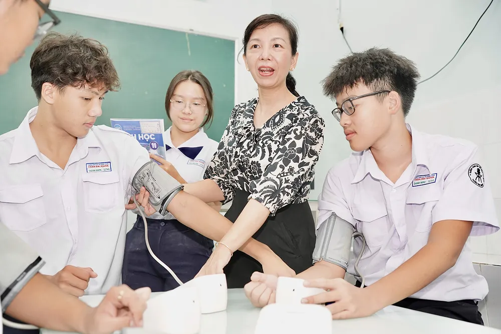 Cô Nguyễn Thị Phương Thảo, giáo viên Trường THPT chuyên Trần Đại Nghĩa, quận 1, trong buổi hướng dẫn và thực hành môn Sinh học Cô Nguyễn Thị Phương Thảo, giáo viên Trường THPT chuyên Trần Đại Nghĩa, quận 1, trong buổi hướng dẫn và thực hành môn Sinh học