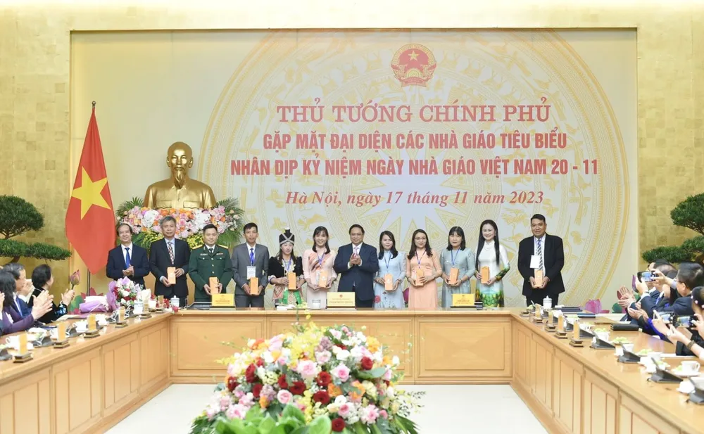 Thủ tướng Phạm Minh Chính và đại diện các nhà giáo tiêu biểu. Ảnh: VIẾT CHUNG Thủ tướng Phạm Minh Chính và đại diện các nhà giáo tiêu biểu. Ảnh: VIẾT CHUNG