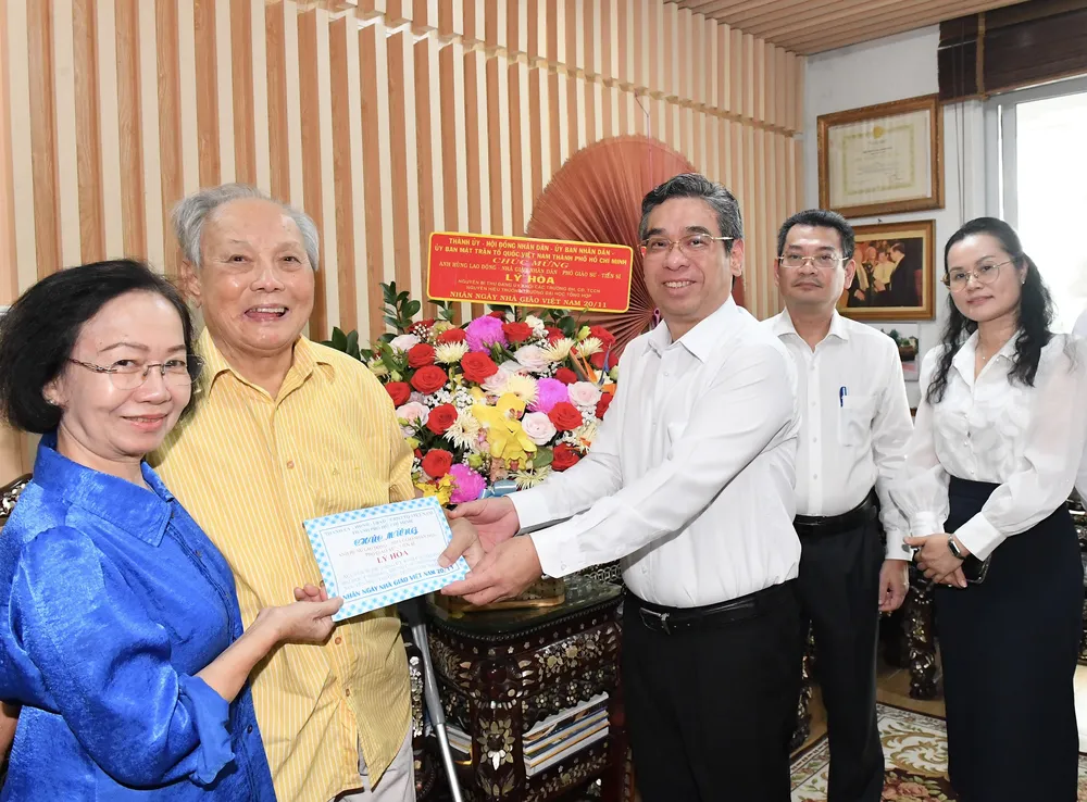 Phó Bí thư Thành ủy TPHCM Nguyễn Phước Lộc thăm, chúc mừng Anh hùng Lao động, Nhà giáo Nhân dân, PGS-TS Lý Hòa. Ảnh VIỆT DŨNG Phó Bí thư Thành ủy TPHCM Nguyễn Phước Lộc thăm, chúc mừng Anh hùng Lao động, Nhà giáo Nhân dân, PGS-TS Lý Hòa. Ảnh VIỆT DŨNG