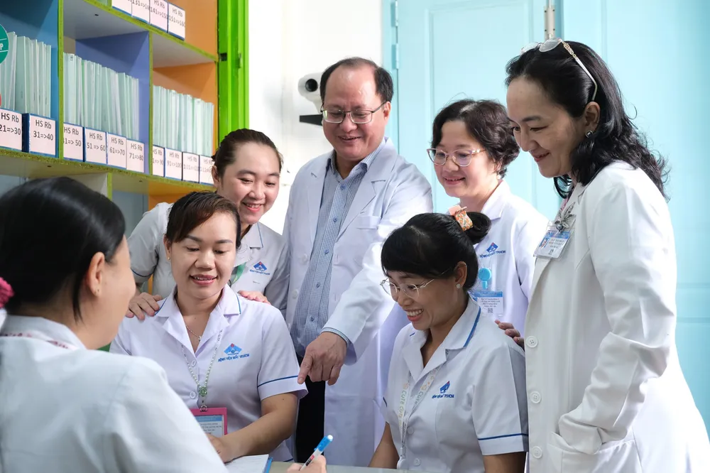 Bác sĩ Lê Anh Tuấn (giữa) vượt qua 25 ứng cử viên trúng tuyển Giám đốc Bệnh viện Mắt TPHCM Bác sĩ Lê Anh Tuấn (giữa) vượt qua 25 ứng cử viên trúng tuyển Giám đốc Bệnh viện Mắt TPHCM