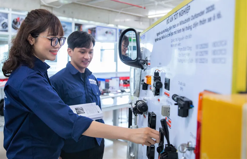 Sinh viên ngành Công nghệ kỹ thuật ô tô Trường Đại học Công nghệ TPHCM giới thiệu mô hình đồ án tốt nghiệp