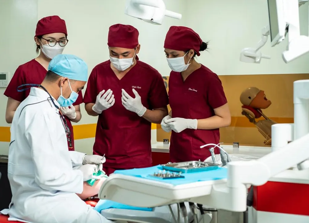 Sinh viên ngành Răng hàm mặt Trường ĐH Văn Lang trong giờ học thực hành