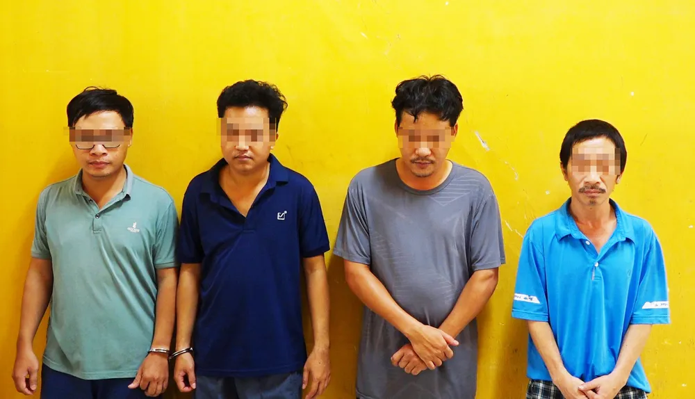 Nhóm đối tượng tại công an