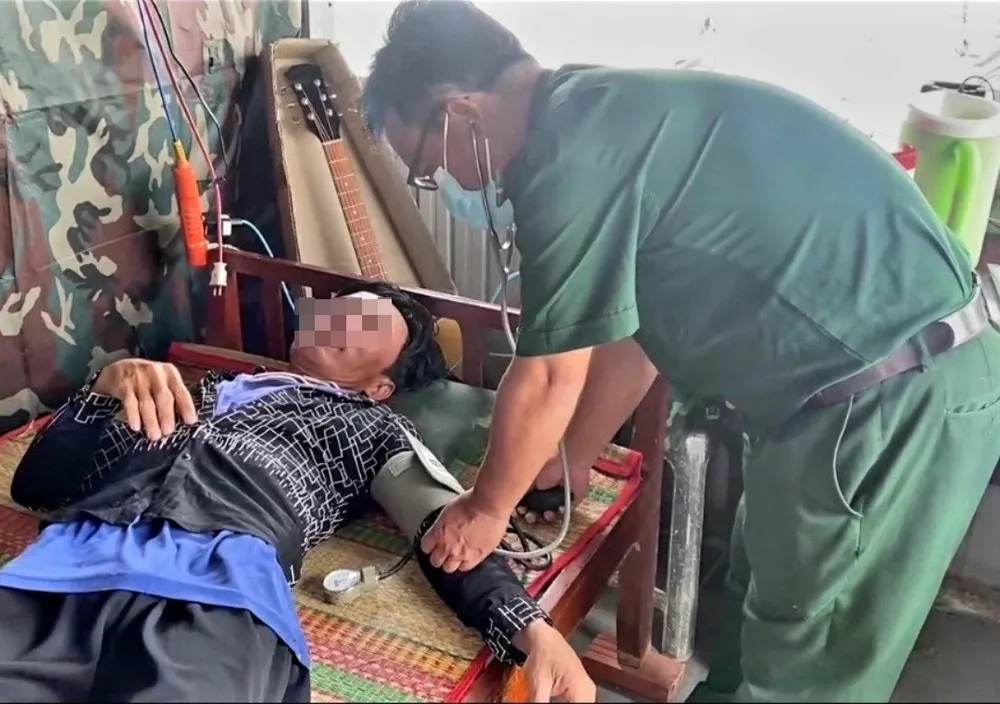 Cán bộ quân y thăm khám, sơ cứu cho thuyền viên gặp nạn trên biển Cán bộ quân y thăm khám, sơ cứu cho thuyền viên gặp nạn trên biển