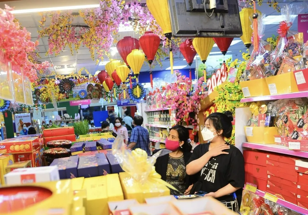 Người tiêu dùng chọn mua hàng tết tại siêu thị Co.opmart Người tiêu dùng chọn mua hàng tết tại siêu thị Co.opmart