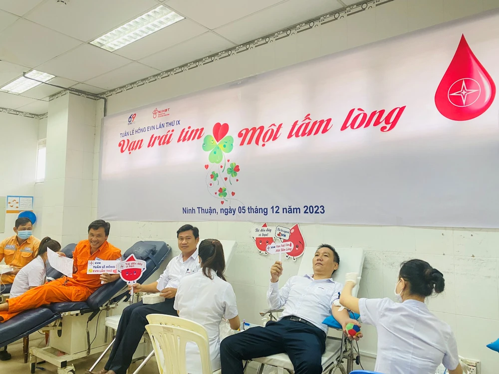 CBCNV Công ty Điện lực Ninh Thuận tham gia hiến máu tình nguyện evnspc1-3480-3664.png