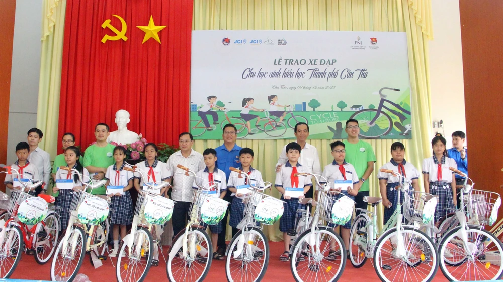 Quang cảnh buổi lễ sáng 9-12