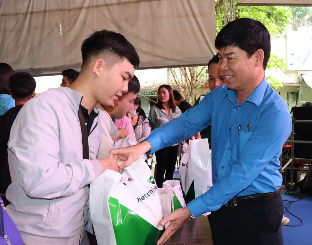 Phó Chủ tịch LĐLĐ TPHCM Phạm Chí Tâm trao quà đến công nhân trên chuyến xe nghĩa tình về quê đón tết k3b-7131.jpg