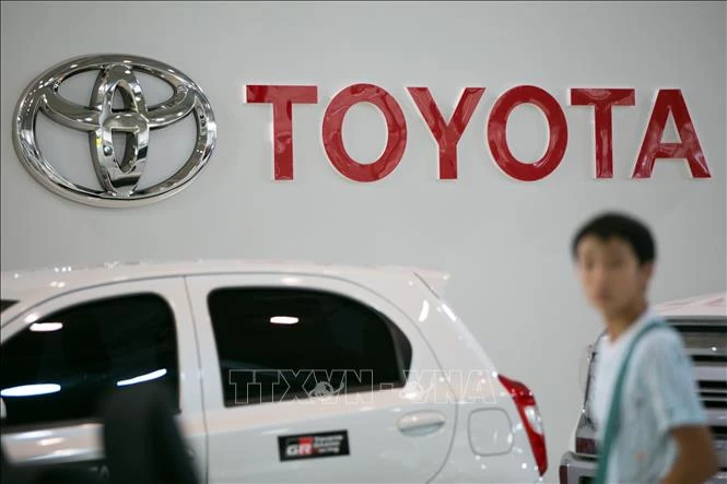 Biểu tượng Toyota tại cửa hàng ở Tokyo, Nhật Bản. Ảnh: EPA/TTXVN