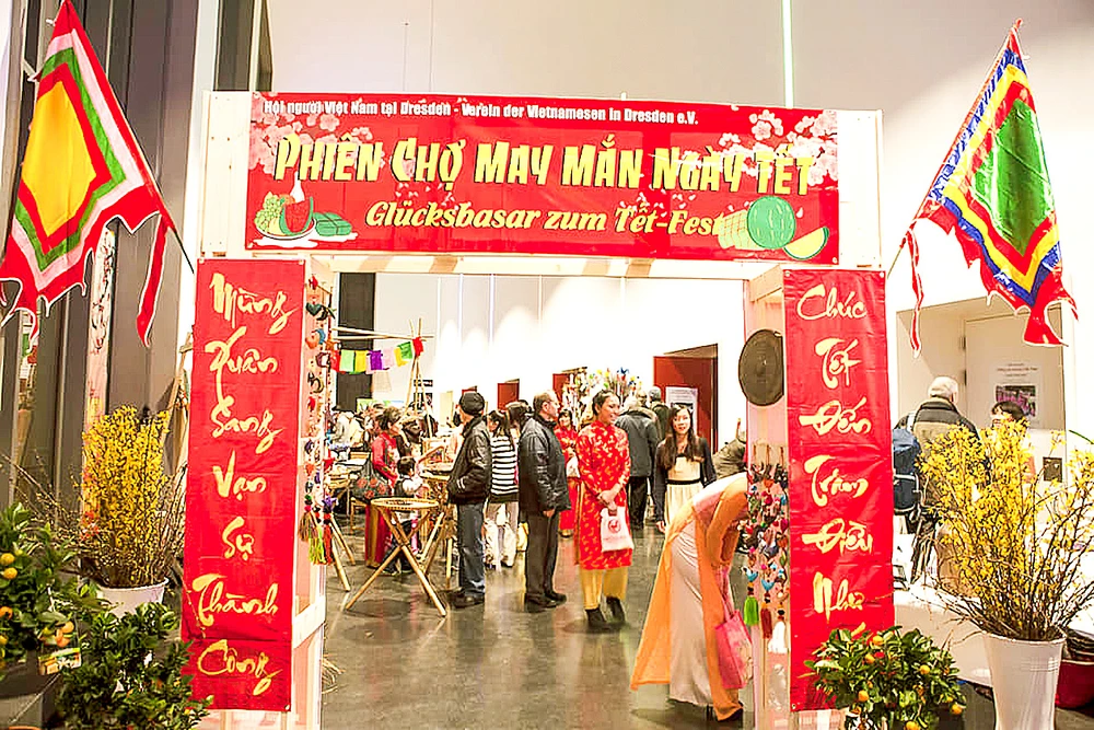 Một phiên chợ tết của người Việt ở thành phố Dresden, Đức. Ảnh: NAM VINH cn8d-1411.jpg