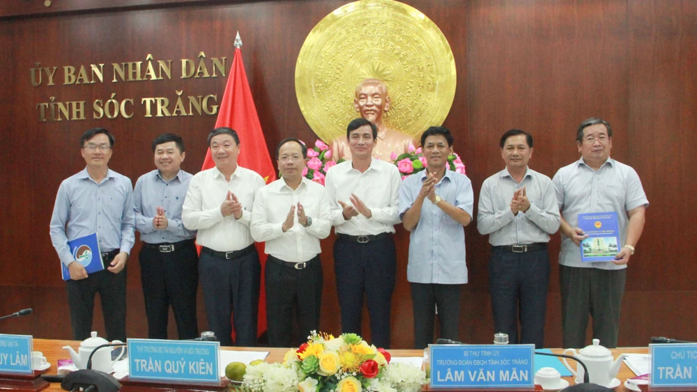 Bộ TN-MT bàn giao cho tỉnh Sóc Trăng kết quả nghiên cứu Dự án Đánh giá tài nguyên cát biển phục vụ các dự án đường cao tốc và hạ tầng giao thông vùng ĐBSCL