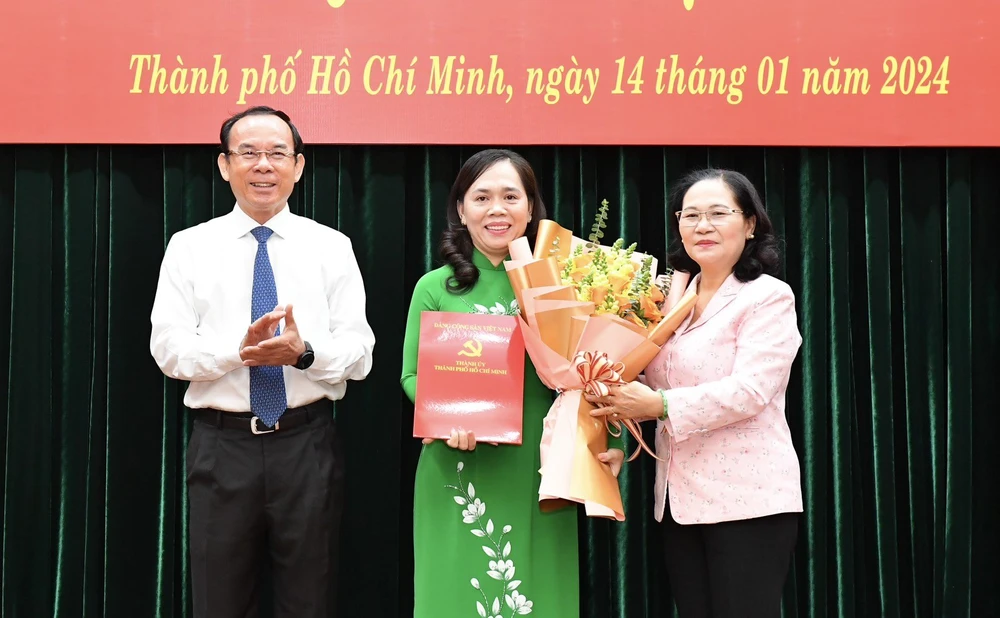 Bí thư Thành ủy TPHCM Nguyễn Văn Nên và Chủ tịch HĐND TPHCM Nguyễn Thị Lệ trao quyết định và tặng hoa chúc mừng đồng chí Nguyễn Thanh Xuân nhận nhiệm vụ mới. Ảnh: VIỆT DŨNG z5069607368860-9870508b8a8f19c3f147860799f90f60-611.jpg