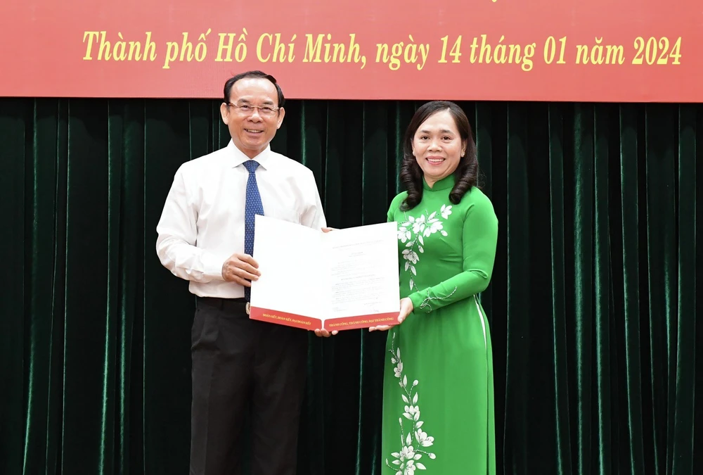 Bí thư Thành ủy TPHCM Nguyễn Văn Nên trao quyết định cho đồng chí Nguyễn Thanh Xuân. Ảnh: VIỆT DŨNG z5069608718887-ba9512d57073fe15ca407f7f6a1423d7-9503.jpg