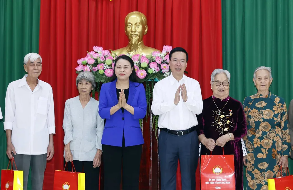 Chủ tịch nước Võ Văn Thưởng tặng quà người có công, gia đình chính sách, hộ nghèo huyện Trà Ôn, tỉnh Vĩnh Long. Ảnh: TTXVN t1a-7420.jpg