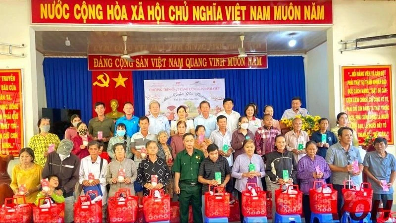 Nhà báo Vương Quyền, Phó Giám đốc Đài Tiếng nói nhân dân TPHCM cùng ông Hồ Văn Đụng, Giám đốc Agribank huyện Tân Biên cùng các đại biểu tặng quà tết đến các gia đình nghèo huyện Tân Biên, tỉnh Tây Ninh. Ảnh: CTV