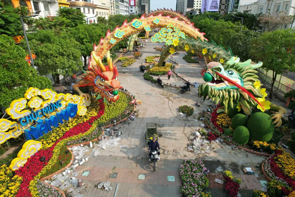 Công tác thi công Đường hoa Nguyễn Huệ đang tiếp tục được đội ngũ nhân công tăng tốc thực hiện. Ảnh: DŨNG PHƯƠNG 85de2b7c-6ca6-46ed-904c-4b151f1d7686-827.jpg