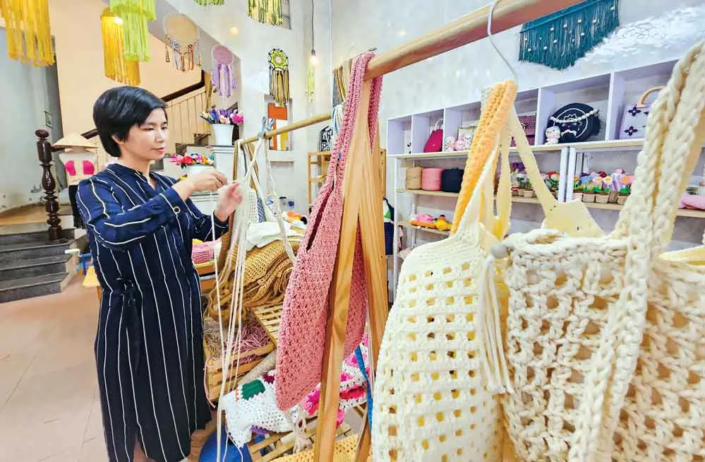 Trương Thị Huyền tự tin với những sản phẩm được làm theo nghệ thuật đan dây thủ công macrame được khách hàng tin dùng dantheu-9924-3498.jpg