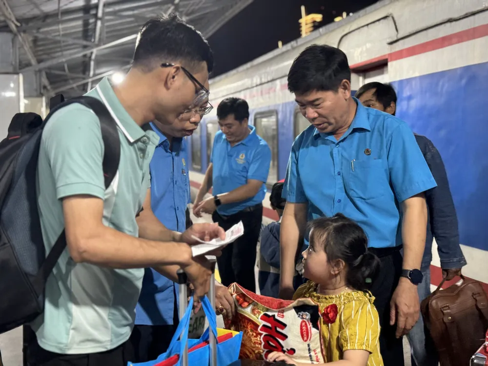 Chương trình “Chuyến tàu mùa xuân” đưa gia đình công nhân về quê đoàn tụ cùng gia đình dịp tết i3a-3777.jpg