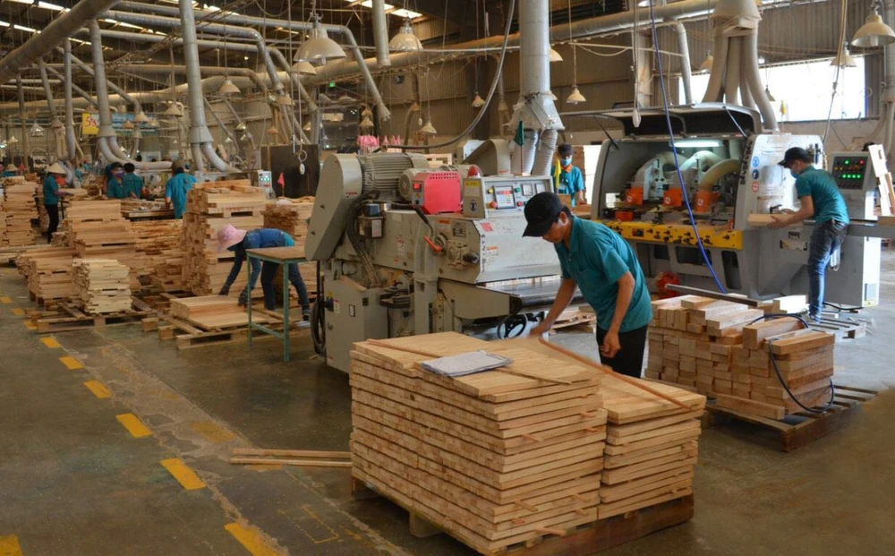 Sản xuất nội thất gỗ xuất khẩu tại Công ty gỗ Minh Phát, TP Thuận An, tỉnh Bình Dương. Ảnh: XUÂN TRUNG xhh-7c-7361.jpg