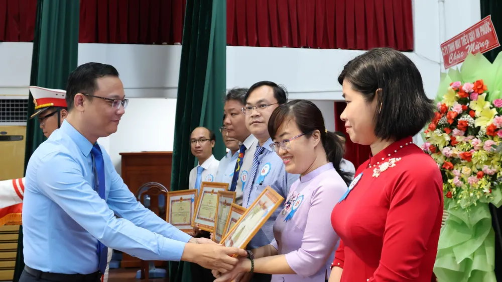 Phó Bí thư Thường trực Quận ủy quận 5 Cao Sơn Yên trao bằng khen đến các tập thể, cá nhân có thành tích xuất sắc trong phong trào thi đua yêu nước, công tác khen thưởng năm 2023 z5296436088491-700cff023d69b571d5e0093c41365edb-4973.jpg