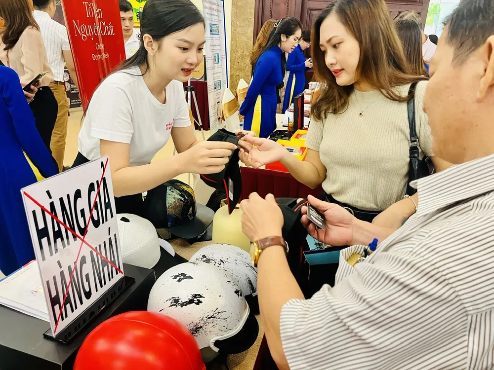 Nhân viên thương hiệu Nón Sơn hỗ trợ người tiêu dùng phân biệt hàng thật - giả tại một hội thảo trên địa bàn TPHCM non-son-ho-tro-nguoi-tieu-dung-phan-biet-hang-that-gia-1103.jpg