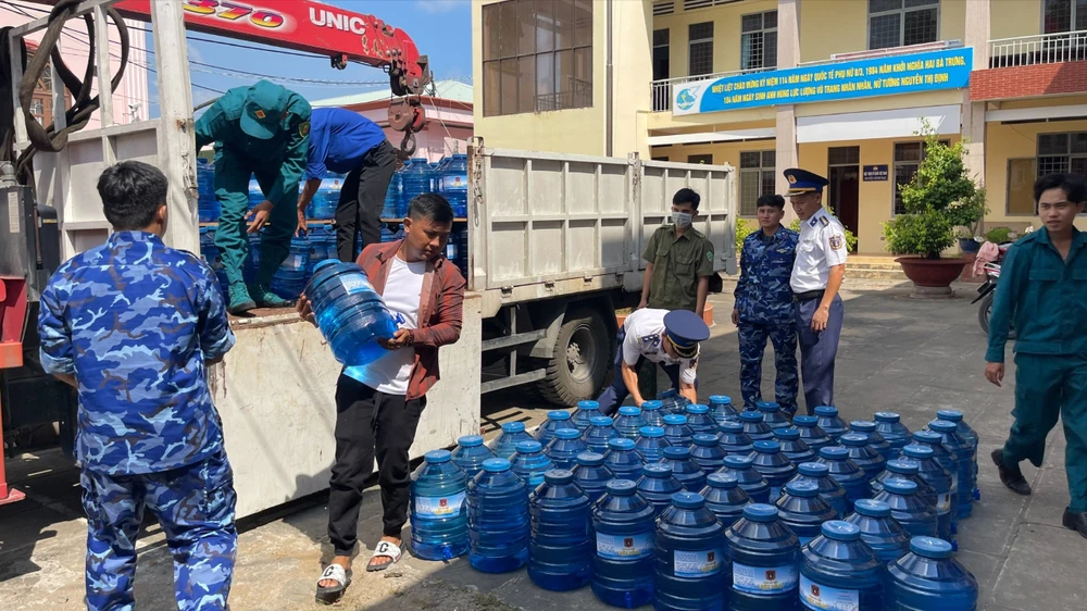 Vùng Cảnh sát biển 3 hỗ trợ nước uống cho người dân huyện Bình Đại, tỉnh Bến Tre