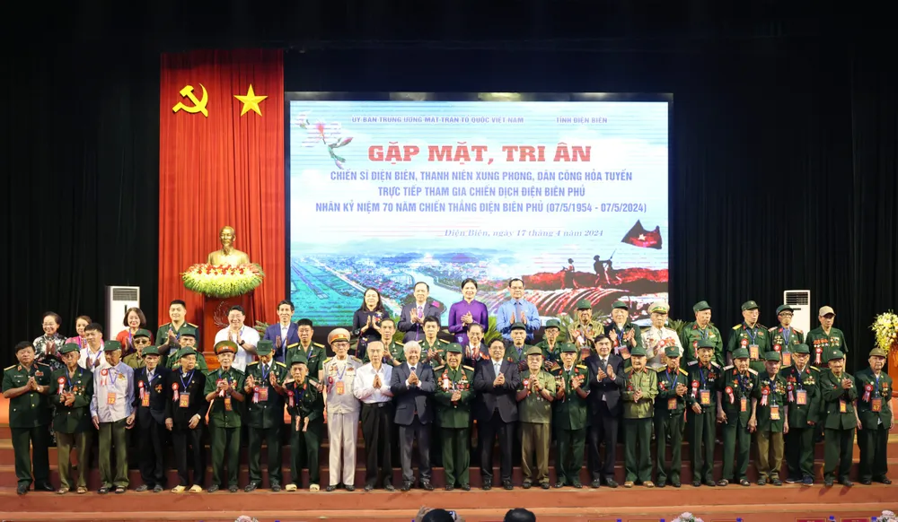 Thủ tướng Phạm Minh Chính tặng quà các chiến sĩ Điện Biên Phủ. Ảnh: QUANG PHÚC 3-7488.jpg