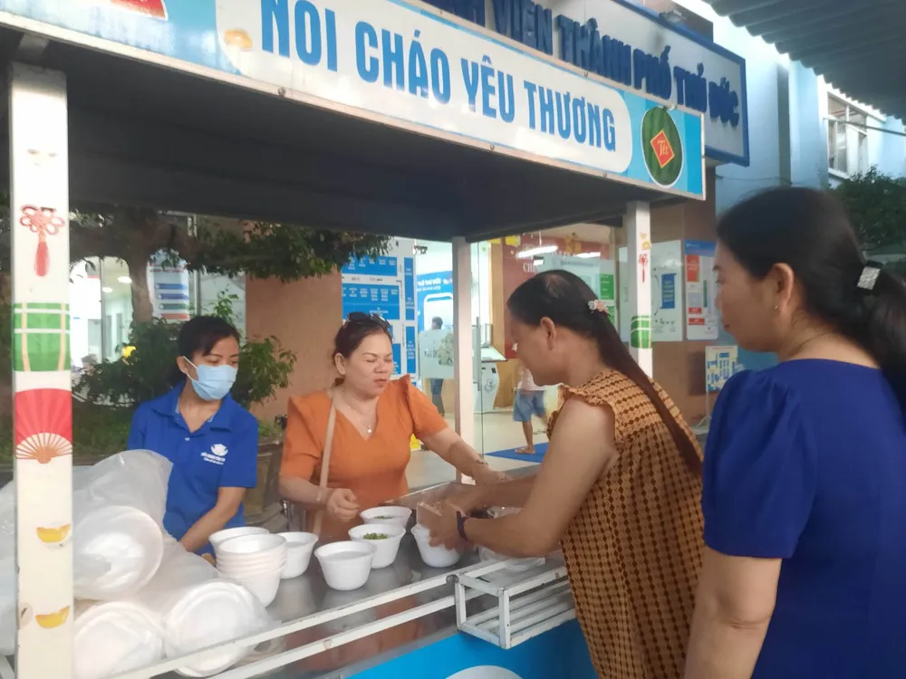 Hơn 150 phần cháo thịt ngon được trao đến người bệnh đang điều trị tại Bệnh viện TP Thủ Đức và thân nhân người bệnh vào sáng 14-4 V3b.jpg
