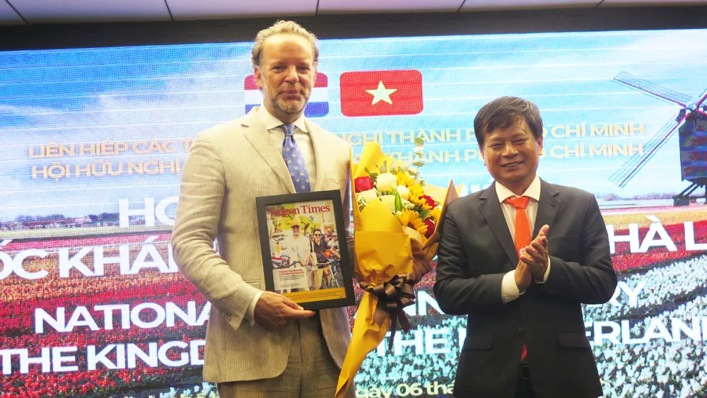 Chủ tịch Hội hữu nghị Việt Nam - Hà Lan TPHCM Trần Trọng Dũng tặng hoa và quà lưu niệm đến Tổng Lãnh sự Vương quốc Hà Lan Daniel Stork. Ảnh: THỤY VŨ img-20240506-122607-6933.jpg