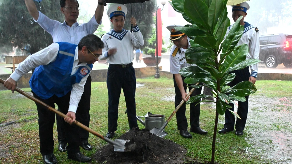 Phó Bí thư Thành ủy TPHCM Nguyễn Phước Lộc trồng cây bàng vuông của cán bộ, chiến sĩ và nhân dân huyện đảo Trường Sa gửi tặng trong khuôn viên Nhà truyền thống Chiến khu An Phú Đông