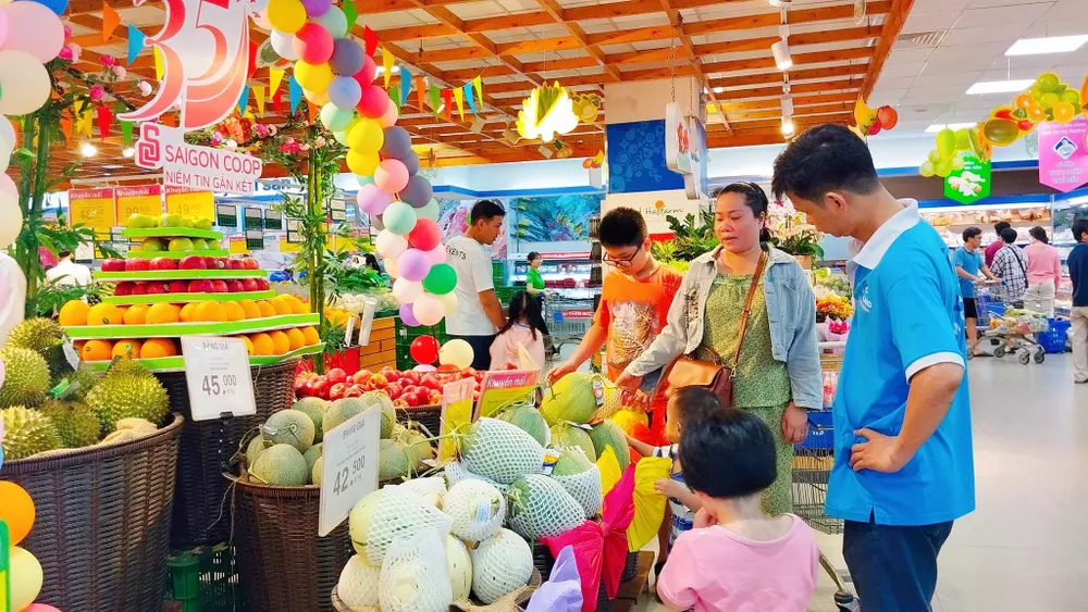 Nhiều mặt hàng nông sản, đặc sản địa phương được kinh doanh tại siêu thị Co.opmart XHH 8a.jpg