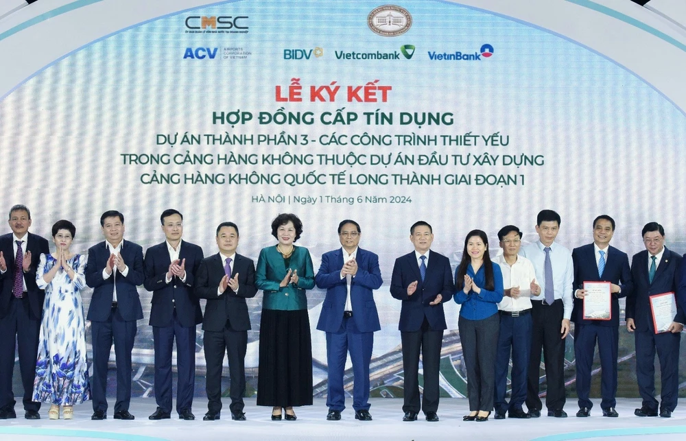 Thủ tướng Phạm Minh Chính dự và chứng kiến lễ ký kết hợp đồng cấp tín dụng dự án thành phần thuộc Dự án đầu tư xây dựng Cảng hàng không quốc tế Long Thành giai đoạn 1, chiều 1-6. Ảnh: VIẾT CHUNG 4-6709.jpg