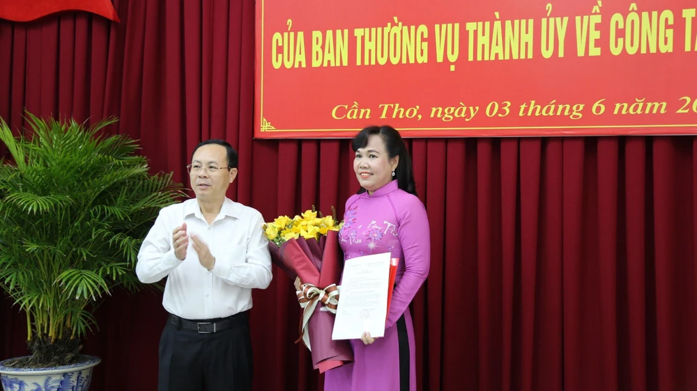 Đồng chí Nguyễn Văn Hiếu, Bí thư Thành ủy TP Cần Thơ tặng hoa chúc mừng đồng chí Võ Kim Thoa