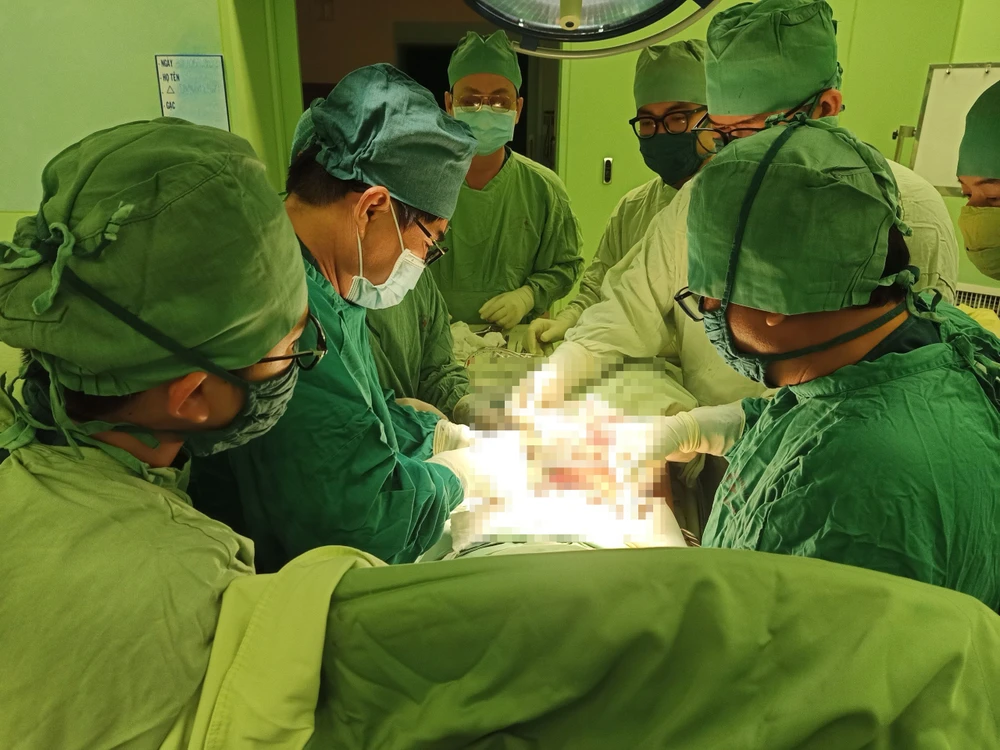 Các bác sĩ cấp cứu, phẫu thuật cho bệnh nhân 1.jpg