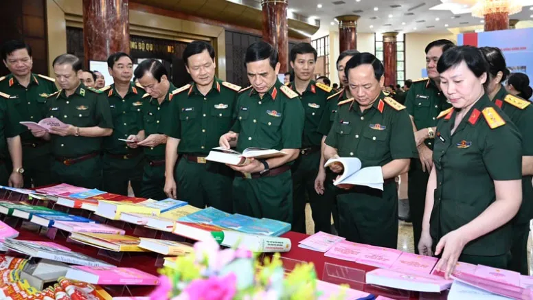 Lãnh đạo Bộ Quốc phòng, Tổng cục Chính trị Quân đội nhân dân Việt Nam tham quan một số mô hình học và làm theo Bác của các đơn vị cơ sở. Ảnh: Báo Nhân Dân