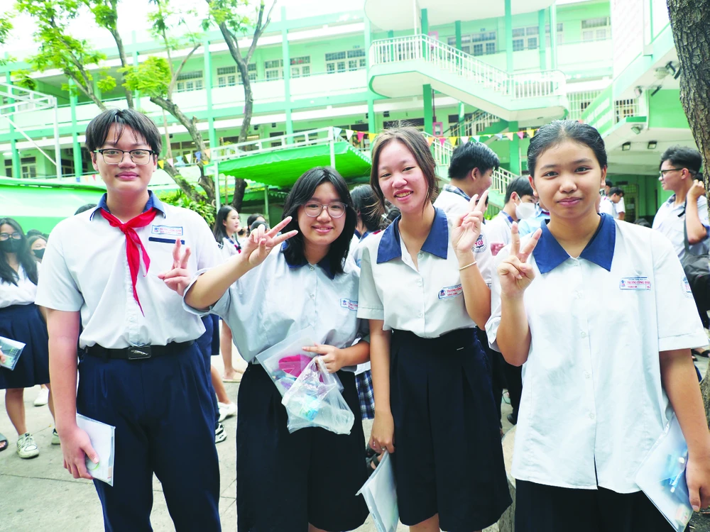 Thí sinh tham gia kỳ thi tuyển sinh lớp 10 năm học 2024-2025 tại điểm thi THCS Hà Huy Tập (quận Bình Thạnh). Ảnh: THU TÂM T1a.jpg