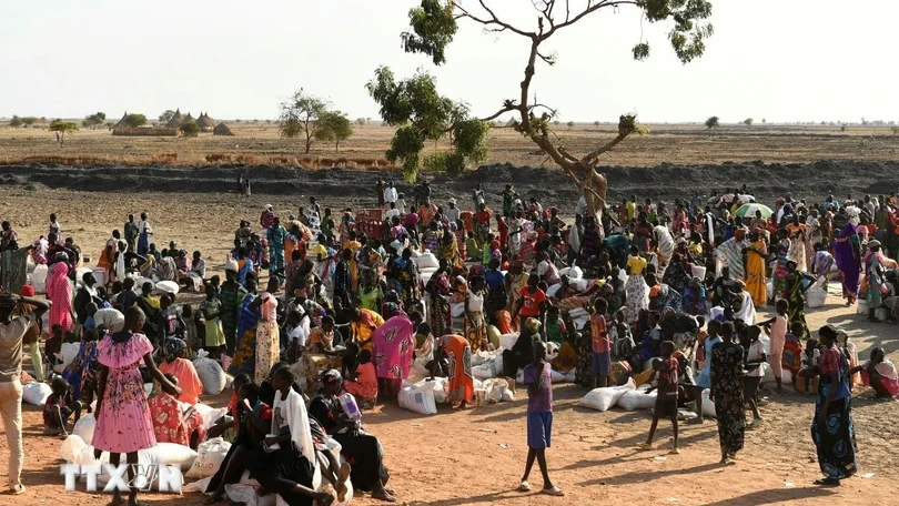 Người tị nạn chờ nhận lương thực cứu trợ tại Bentiu, Nam Sudan, ngày 6-2-2023. Ảnh: AFP/TTXVN