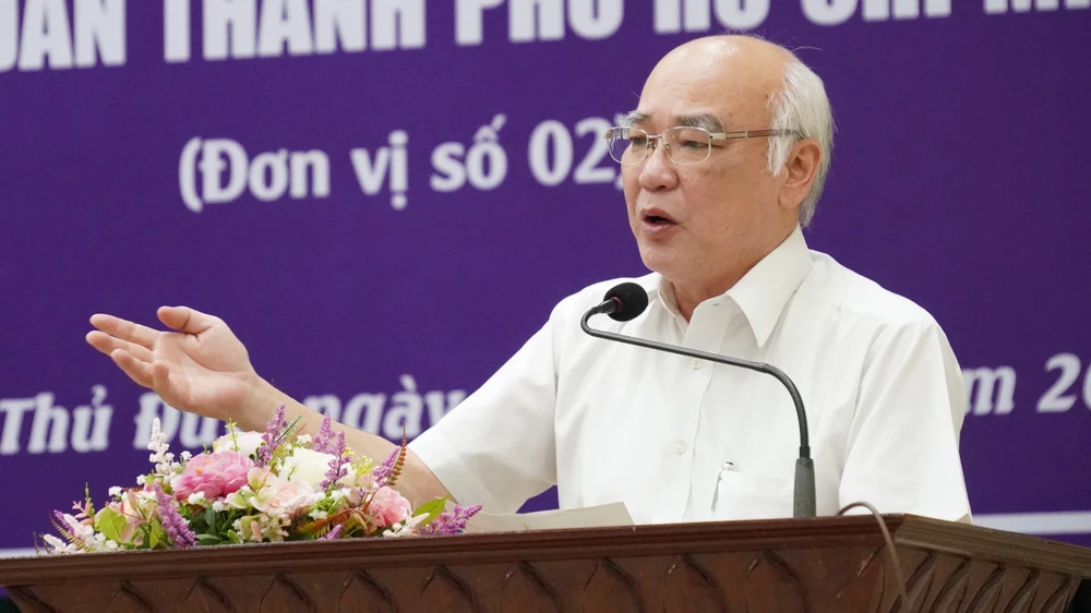 ĐB Phan Nguyễn Như Khuê trao đổi lại với cử tri. Ảnh: THU HƯỜNG 2.jpg