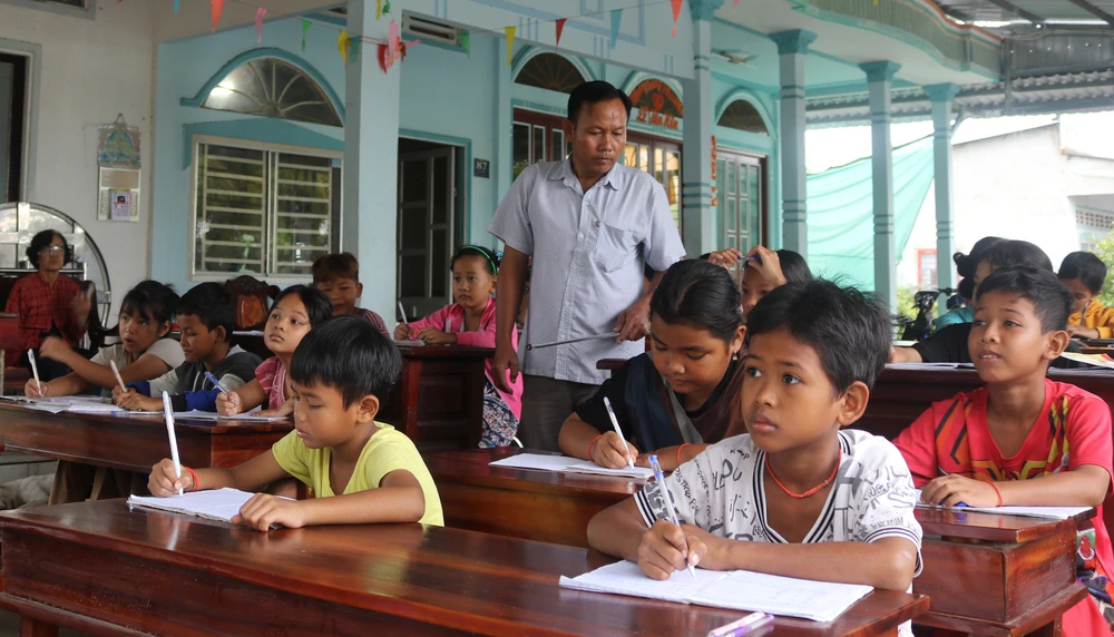 Học sinh theo học lớp dạy chữ Khmer tại nhà ông Đào Hoa E4b.jpg