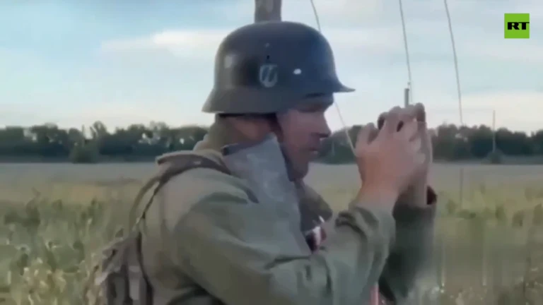 Ký hiệu phát xít được cho là in trên nón của binh sĩ Ukraine. Ảnh: Russia Today ky-hieu-px-4239.png