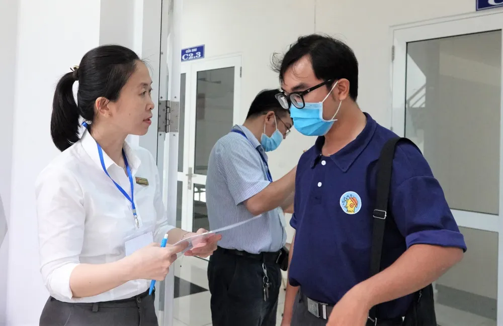 Thí sinh làm thủ tục thi tuyển công chức TPHCM năm 2023 P1e.jpg