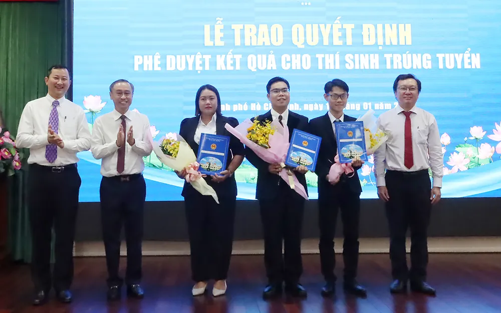 Sở Nội vụ TPHCM trao quyết định tuyển dụng công chức, viên chức từ nguồn sinh viên tốt nghiệp xuất sắc. Ảnh: ĐÔNG SƠN P3b.jpg