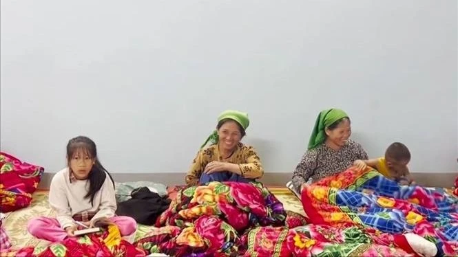Người dân thôn Thiên Hương (thị trấn Đồng Văn) được di dời đến nơi an toàn. Ảnh: TTXVN ha-giang2-250824-3882.jpg