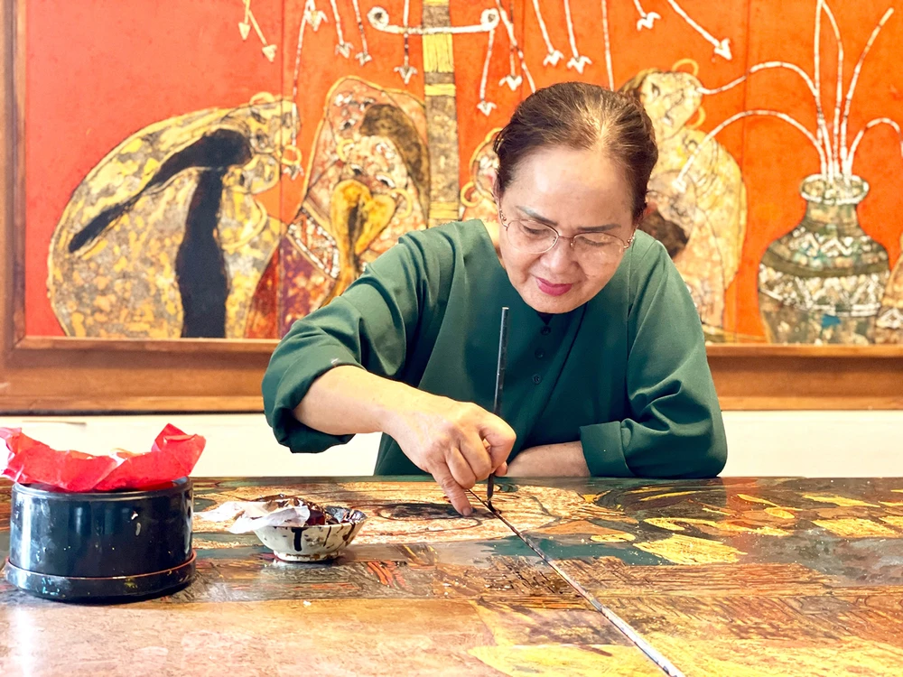 Họa sĩ Xuân Thu say mê cùng chất liệu sơn mài CN3 xnd.jpg